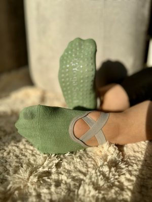 جوراب پیلاتس یوگا کوچک پا مدل کالج بند ضربدری کف استپ دار