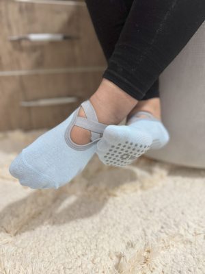 جوراب پیلاتس کوچک پا مدل بند ضربدری کف استپ دار