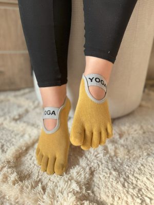 جوراب یوگا پیلاتس مدل انگشتی بسته با بند یوگا کشی