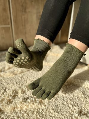 جوراب پیلاتس ویوگا مدل نیم ساق انگشتی بسته کف استپ دار