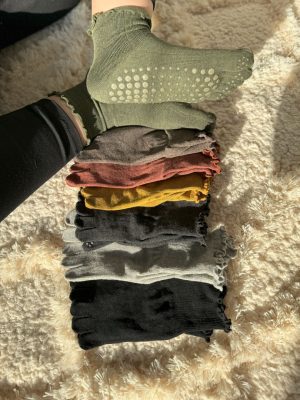 جوراب پیلاتس ویوگا مدل نیم ساق انگشتی بسته کف استپ دار